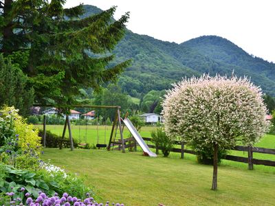 Ausblick auf die Berge und Garten