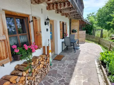 Terrasse und Eingang der Ferienwohnung