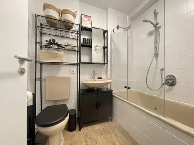 Berglodge Chiemsee Badezimmer Dusch-/Badewanne und WC