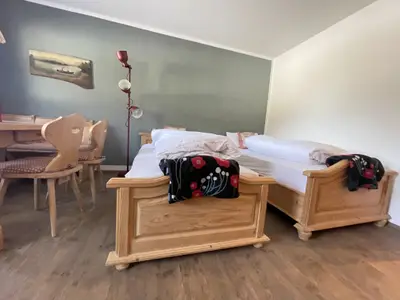 Berglodge Chiemsee Wohn- und Schlafraum mit zwei Einzelbetten