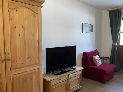 Berglodge Chiemsee Wohn- und Schlafraum ausziehbarer Schlafsessel