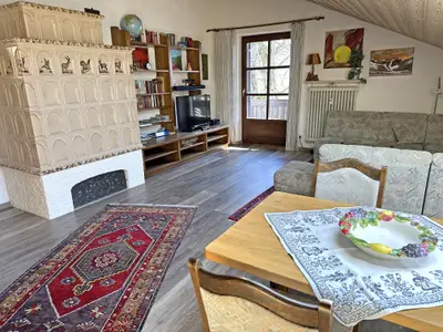Wohnraum mit Elektrokachelofen und Südbalkon