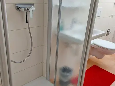 Badezimmer mit Dusche/WC