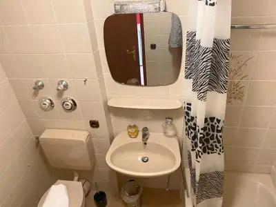 Badezimmer Dusch-/Badewanne und WC