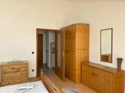 Wohnraum mit Blick Richtung Pantryküche