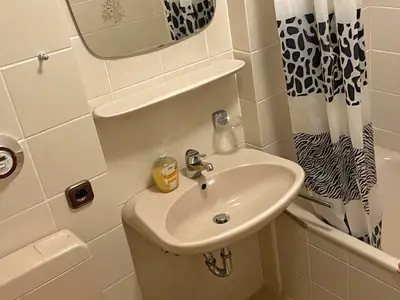 Badezimmer mit Dusch-/Badewanne und WC