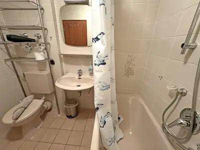 Badezimmer Dusch-/Badewanne und WC