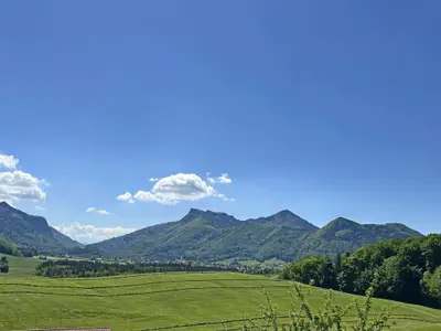 Panorama-Ausblick auf die Berge vom Balkon