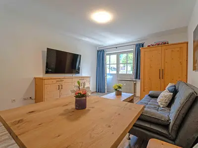Wohnraum mit Flat-TV und Terrasse