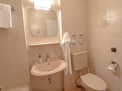 Badezimmer Dusch-/Badewanne und WC