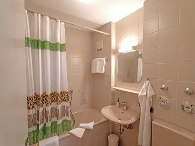 Badezimmer mit Dusch-/Badewanne und WC