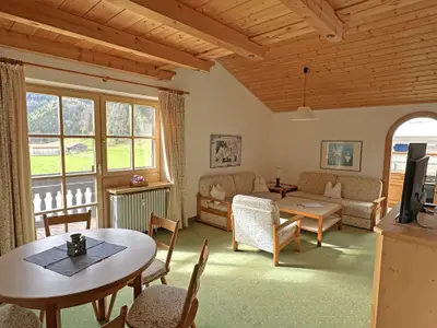 Wohnraum mit Balkon