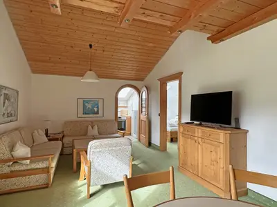 Wohnraum mit Blick Richtung Küche und Schlafzimmer
