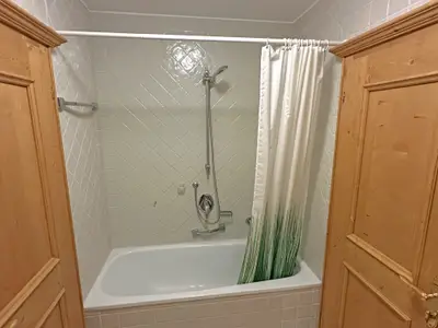 Badezimmer Badewanne und WC