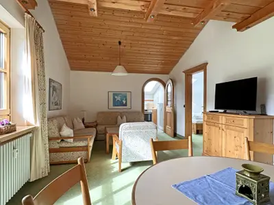 Wohnraum mit Blick Richtung Küche und Schlafzimmer