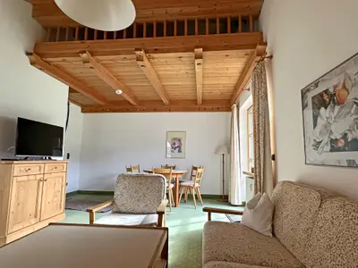 Wohnraum mit Flat-TV und Balkon