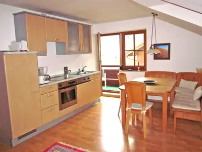 Wohnraum mit offener Küchenzeile