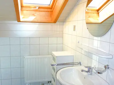 Badezimmer mit Dusche/WC