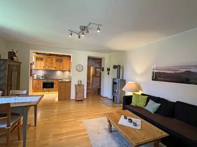 Wohnraum mit offener Küche und Balkon