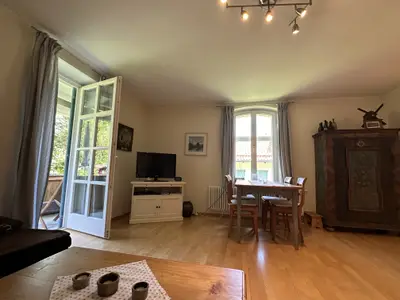 Wohnraum mit offener Küche und Balkon