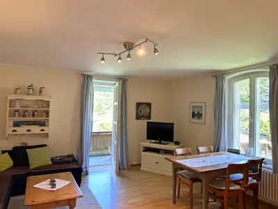 Wohnraum mit offener Küche und Balkon