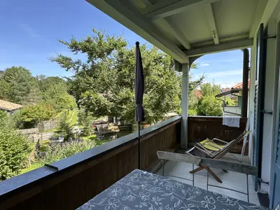 Großer schöner Balkon mit Blick auf die Berge
