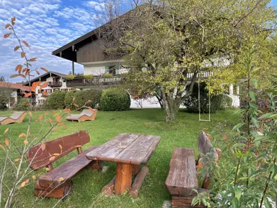 Berglodge Chiemsee Gemeinschaftsgarten mit Liegen