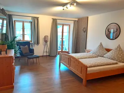 Schlafzimmer mit TV und Balkon