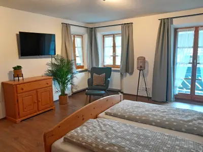 Schlafzimmer mit TV und Balkon