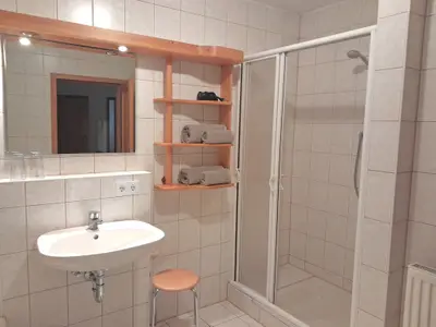 Badezimmer Dusche, Badewanne und WC