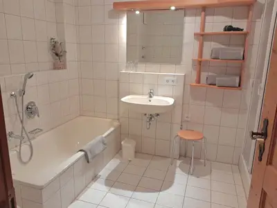 Badezimmer Dusche, Badewanne und WC