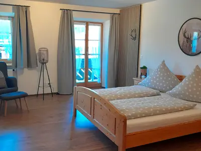 Schlafzimmer mit TV und Balkon