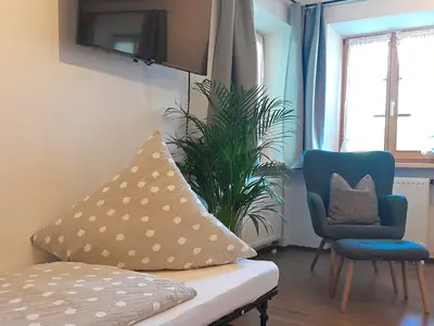 Schlafzimmer mit Gästeklappbett