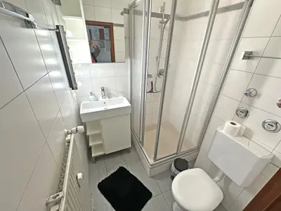 Badezimmer mit Dusche/WC auf der Wohnebene