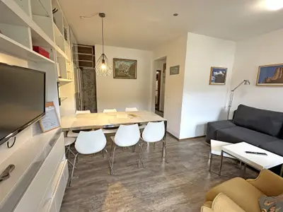 Wohnraum mit großem Esstisch