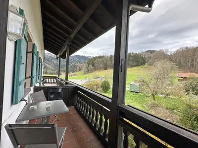 Balkon mit Ausblick auf die Berge