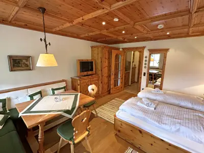 Wohn- und Schlafraum mit Zirbenholz