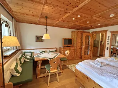 Wohn- und Schlafraum mit Zirbenholz