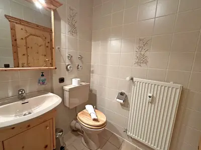 Badezimmer mit Badewann und WC
