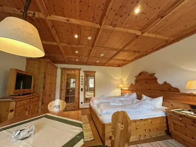 Wohn- und Schlafraum mit Zirbenholz