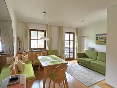 Wohnraum mit Essecke, Schlafsofa und Balkon