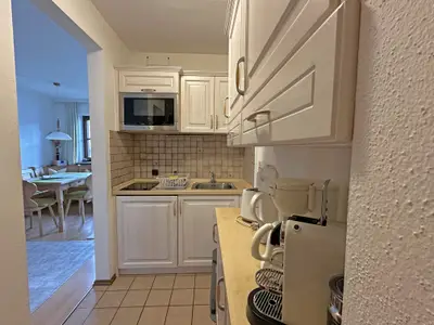 Küche mit Blick in den Wohnraum