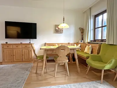 Wohnraum mit gemütlicher Essecke