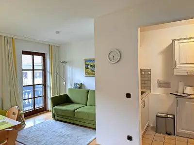 Wohnraum mit offener Küche und Balkon