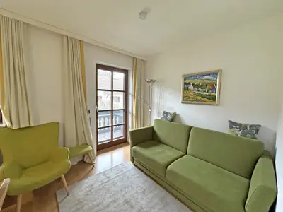 Wohnraum mit Schlafsofa und Balkon