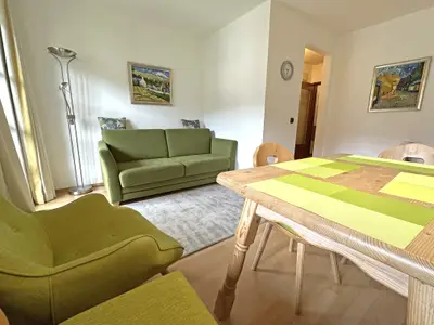 Wohnraum mit Schlafsofa und Balkon