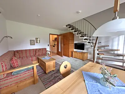 Wohnraum mit Treppe zum Schlafzimmer