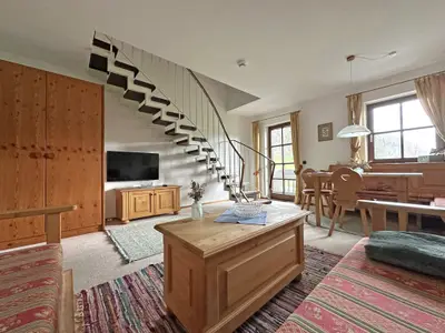 Wohnraum mit Treppe zum Schlafzimmer und Ost-Balkon