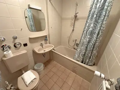 Badezimmer Badewanne und WC am Schafzimmer