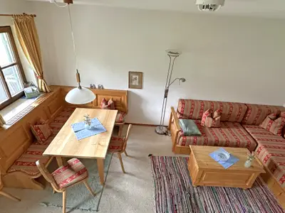 Wohnraum mit Treppe zum Schlafzimmer und Ost-Balkon